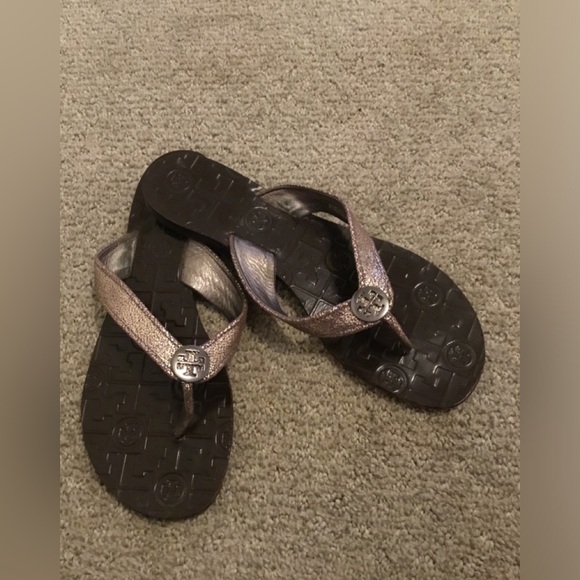 Tory Burch Thora Thong Pewter Metallic  Glitter Leather Sandals Logo SZ 8 - Picture 1 of 8